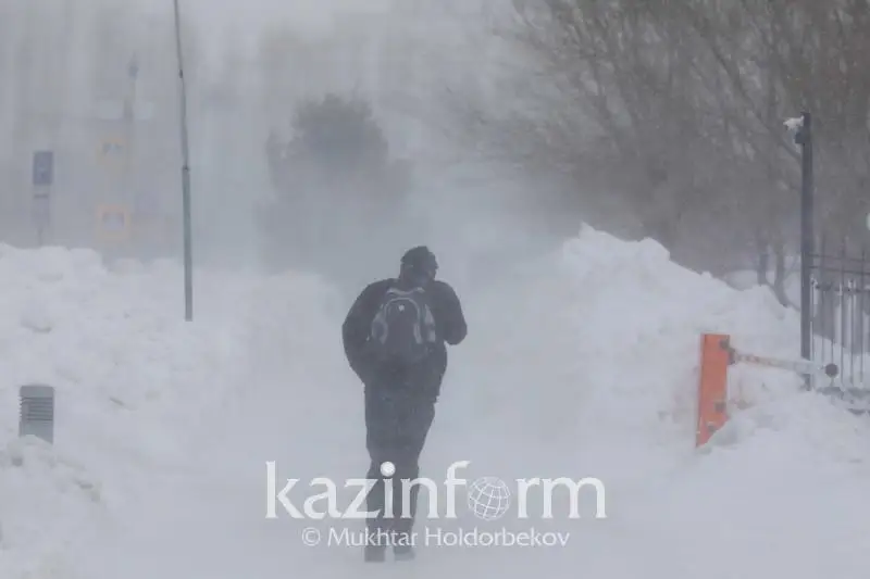 Метель, ветер, туман: штормовое предупреждение объявили в пяти областях РК