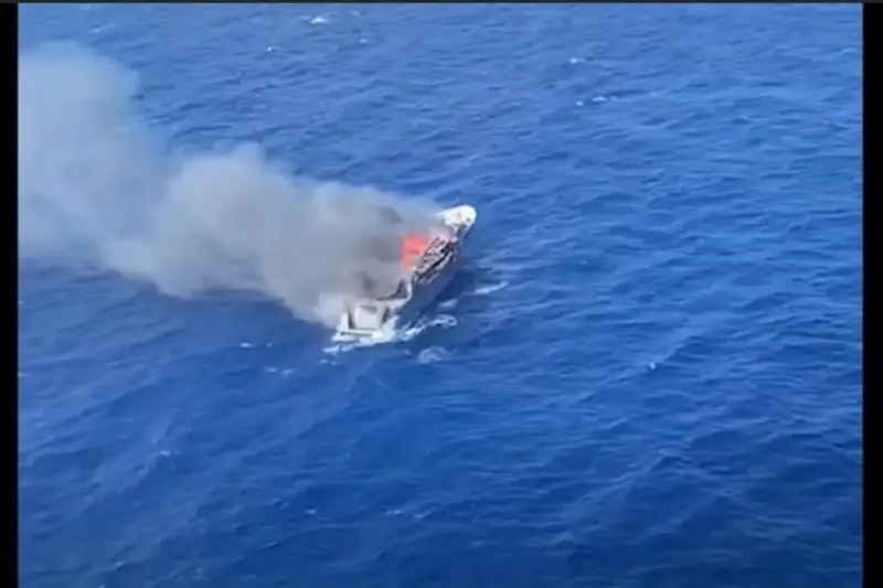 Восемь казахстанских туристов спасены с горящей яхты у берегов Сардинии