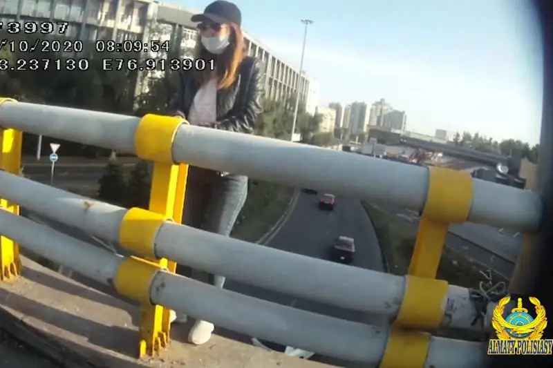 Постоянно плакала: полицейские рассказали подробности спасения девушки в Алматы