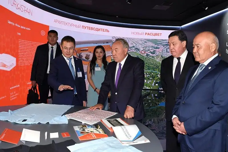 Елбасы ознакомился с ходом строительства административно-делового центра в Туркестане