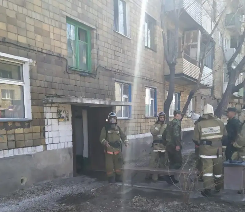 Десять человек эвакуировали при пожаре в многоэтажке в Карагандинской области