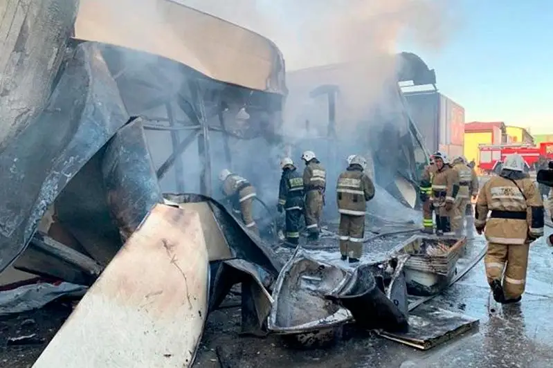 Охрану от мародеров выставили вокруг сгоревших бутиков в Атырау