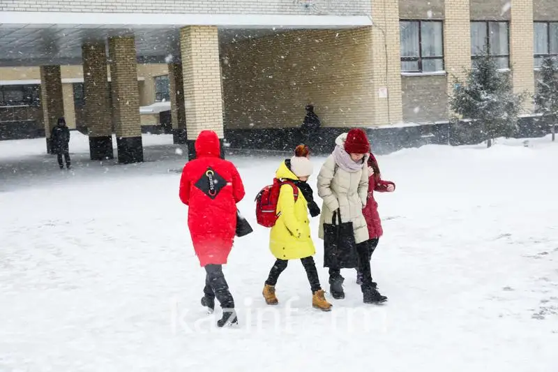 Из-за непогоды  отменены занятия для учеников школ двух областей