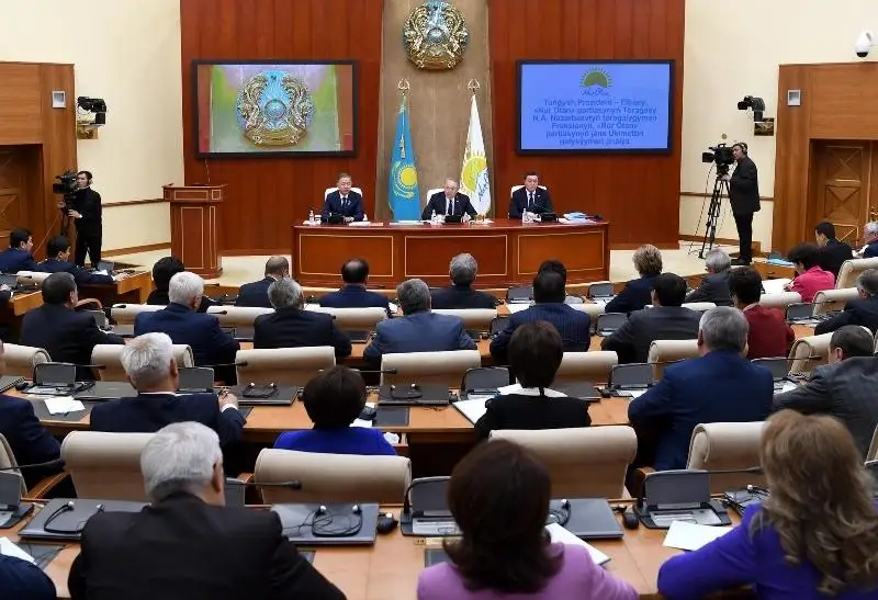 Правительство и фракция Nur Otan должны вместе решать конкретные проблемы людей - Елбасы