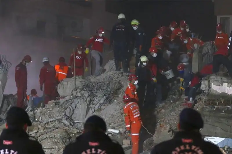 Число жертв землетрясения в Измире достигло 100