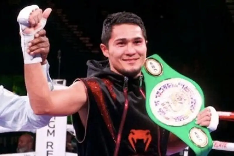 Непобежденный казахстанец выиграл бой за титул WBC в андеркарде «Канело» — Ковалев