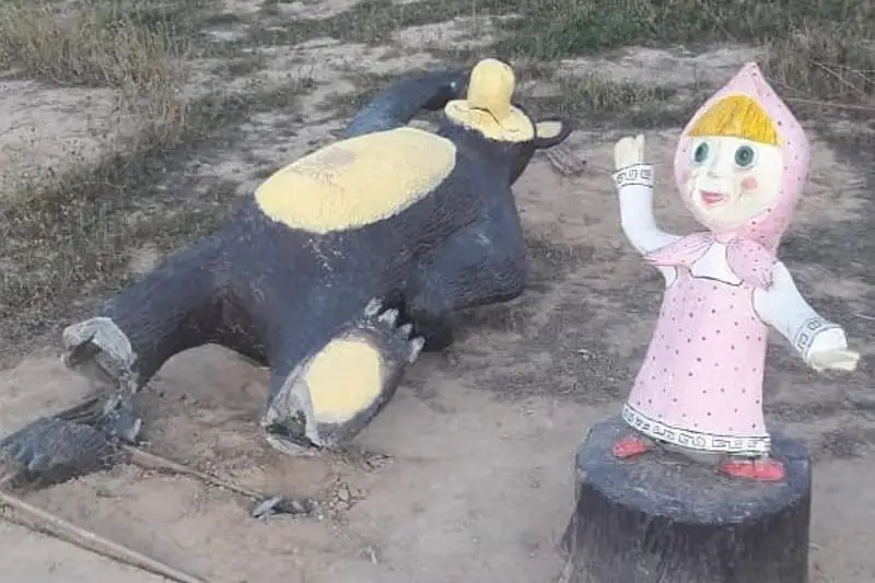 Неизвестные вандалы разрушили скульптуры в одном из парков Актау
