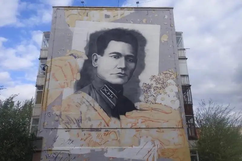 Портрет Бауыржана Момышулы появился на стене многоэтажки в Нур-Султане