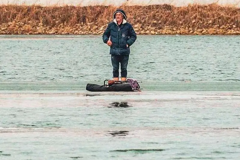 С дрейфующей по Уралу льдины спасали рыбака в Атырау