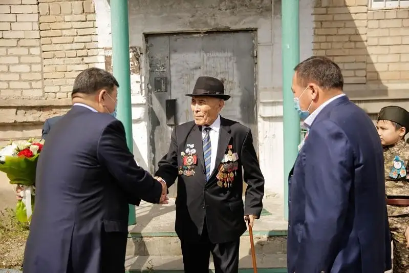 Поздравление под звуки оркестра во дворах домов ветеранов организовали в Атырау