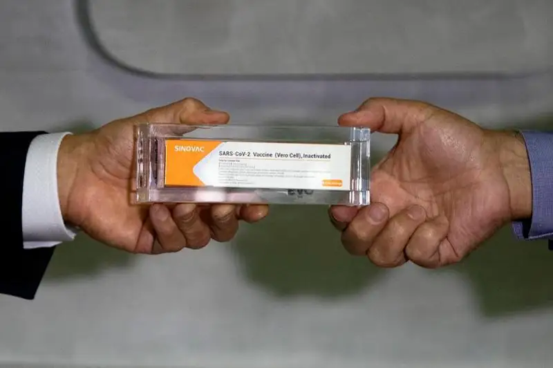 В Бразилии смерть волонтера привела к остановке испытаний китайской вакцины от COVID-19