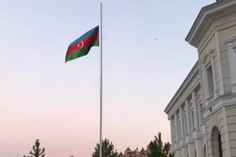 В Посольстве Азербайджана приспущен флаг в знак солидарности с народом Казахстана