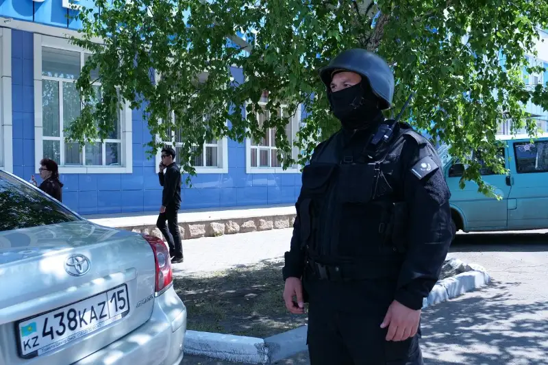 Людей эвакуировали из здания Казахтелекома из-за подозрительного пакета в Петропавловске