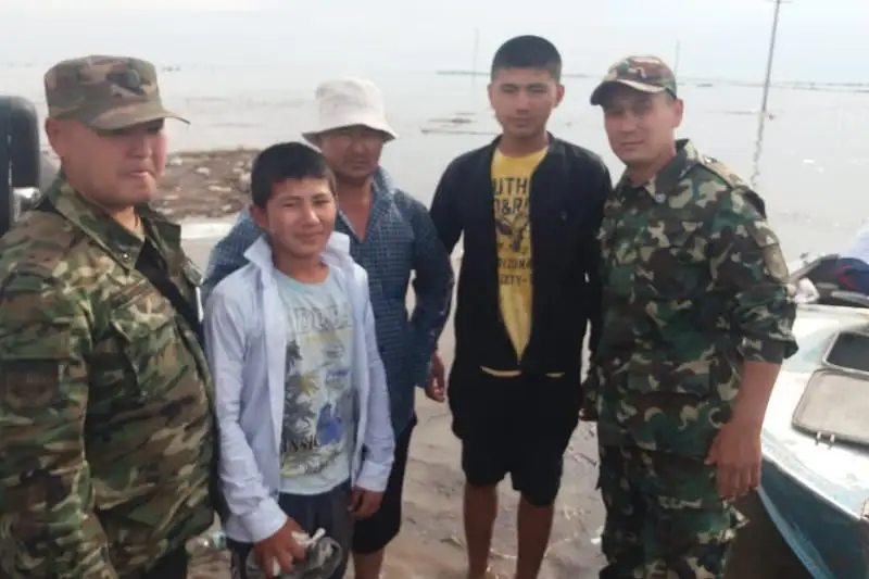 Спасатели спасли отца и двоих сыновей в Мактааральском районе