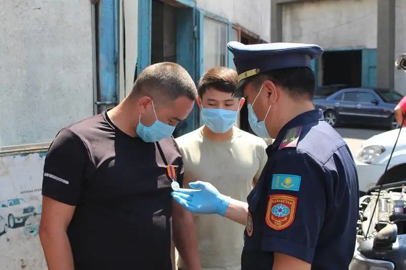 Мужчину наградили в Алматинской области за спасение утопающего