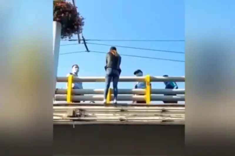 Девушку на мосту спасли в Алматы