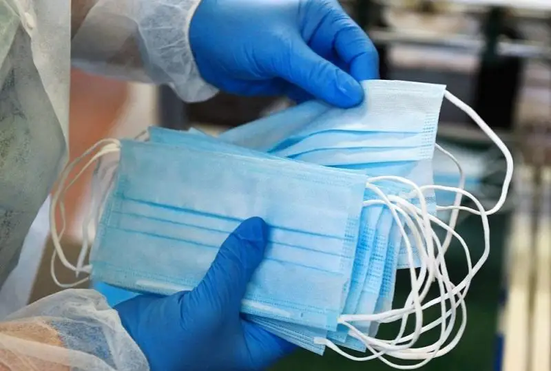 МВД: Преступники под видом соцработников раздают маски, пропитанные наркотиками  – фейк