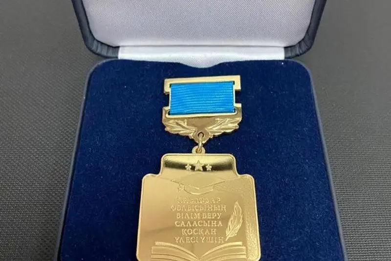 Премию и нагрудный знак для поощрения педагогов учредили в Павлодарской области