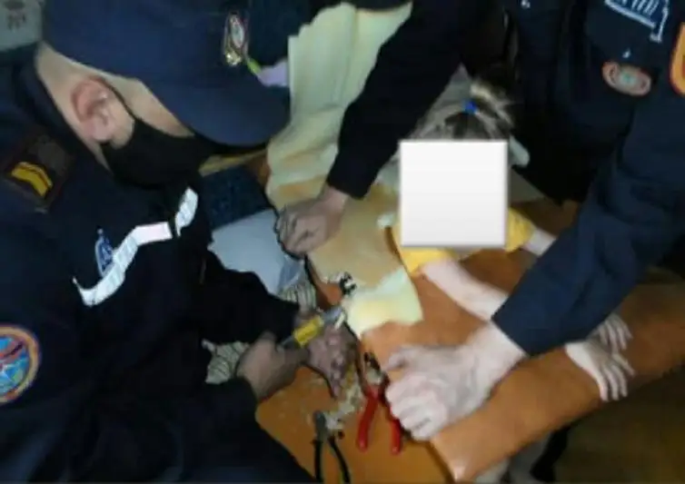 Трехлетний ребенок застрял в массажной кушетке в Семее