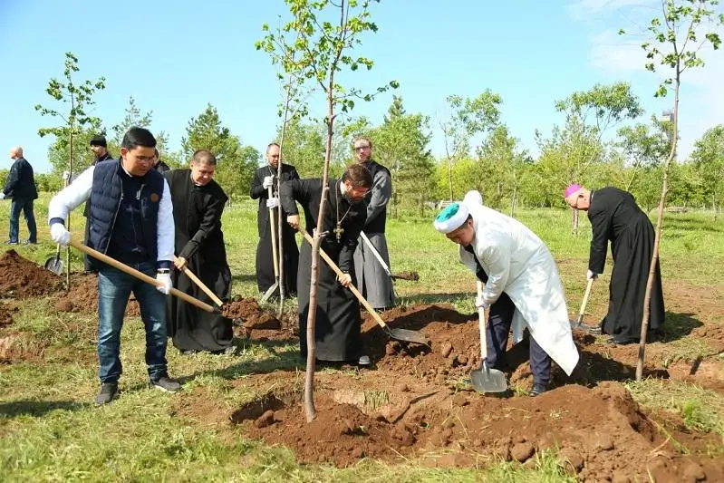 Представители религиозных конфессий вместе посадили деревья в столичном парке