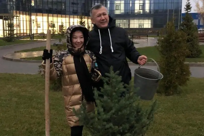 Элизабет Турсынбаева посадила именное дерево