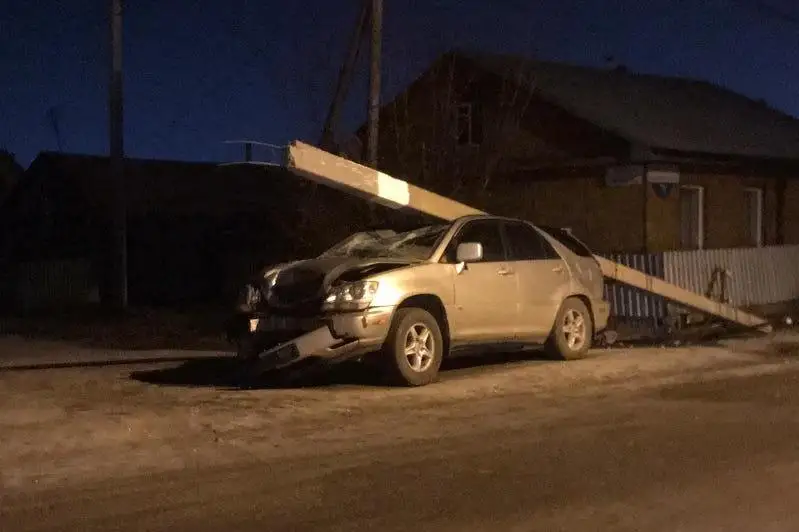 Столб упал на автомобиль в Петропавловске