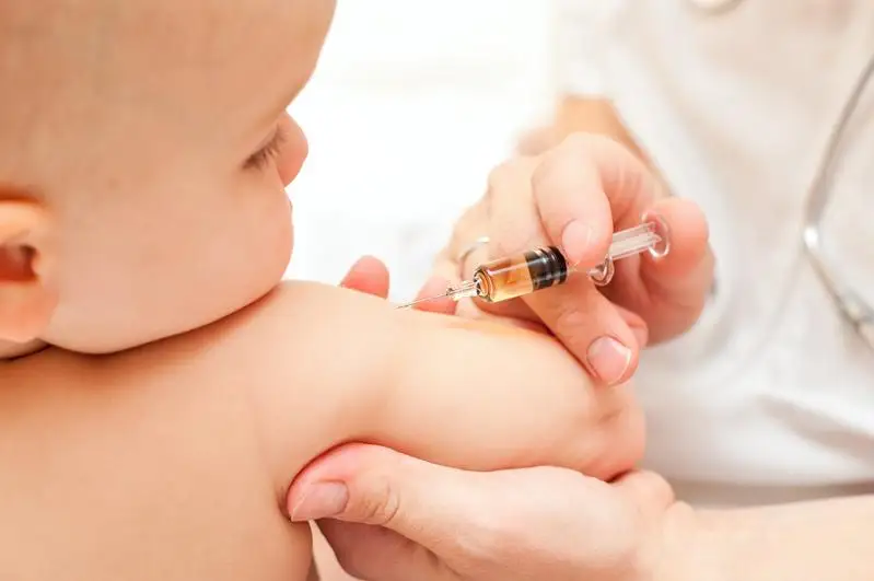 В Казахстане ежегодно вакцинируют 370 тысяч детей до года