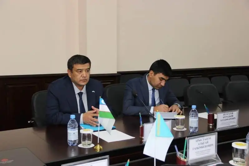 Консул РУ поблагодарил полицейских Актобе за помощь узбекистанцам на дорогах