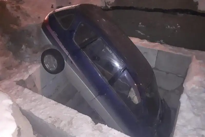 Автомобиль влетел в яму в Семее