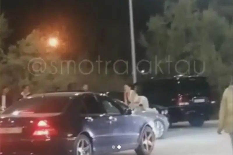 Девушек на капоте кабриолета прокатил водитель в Актау