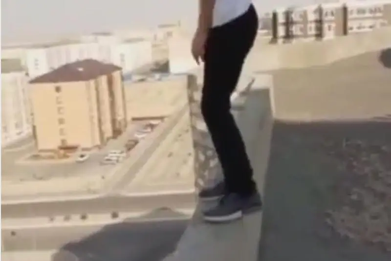 Сальто на крыше многоэтажки: экстремальное видео для TikTok сняли пятиклассники в Актау