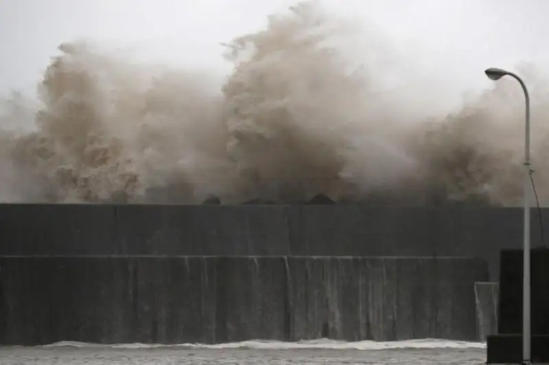Мощный тайфун обрушился на Японию - 16 пострадавших
