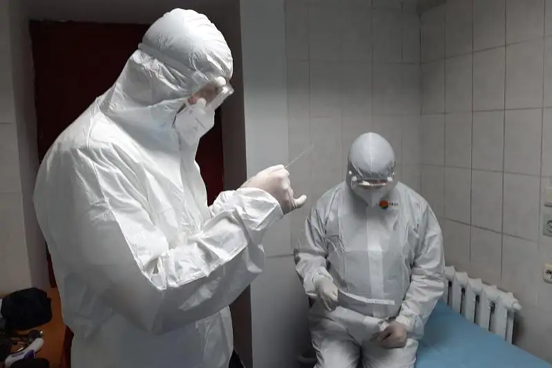 Сотрудничество в борьбе с COVID-19: в Нур-Султан и Алматы прибыли военные медики России