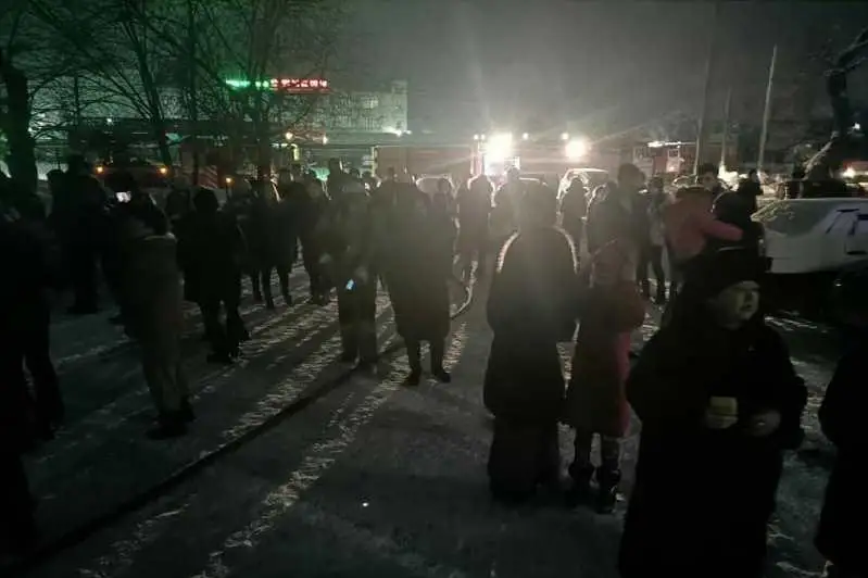 Из загоревшегося общежития в Семее эвакуировали 110 человек, из них 50 детей