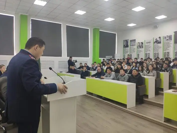 Дорожные ситуации и ошибки разбирали полицейские вместе с водителями в Актобе