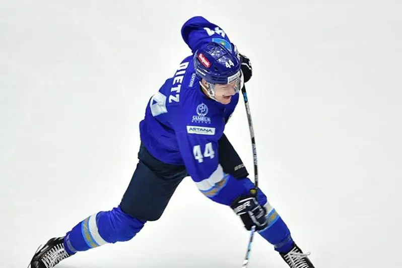 Капитан «Барыса» Даррен Диц забросил шайбу под нулевым углом в матче КХЛ