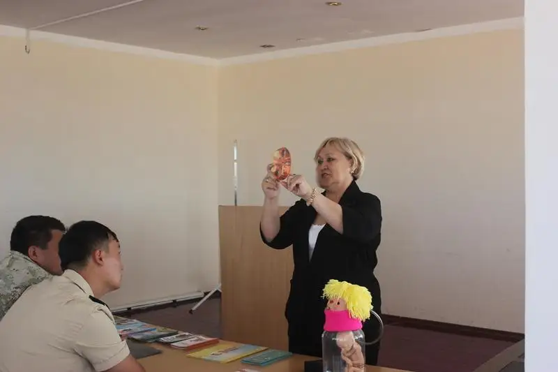Сотрудники Мангистауского центра ЗОЖ рассказали военнослужащим о профилактике заболеваний