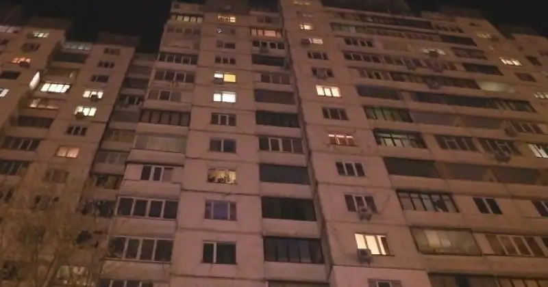 Пожарные предотвратили падение мужчины с балкона в столице