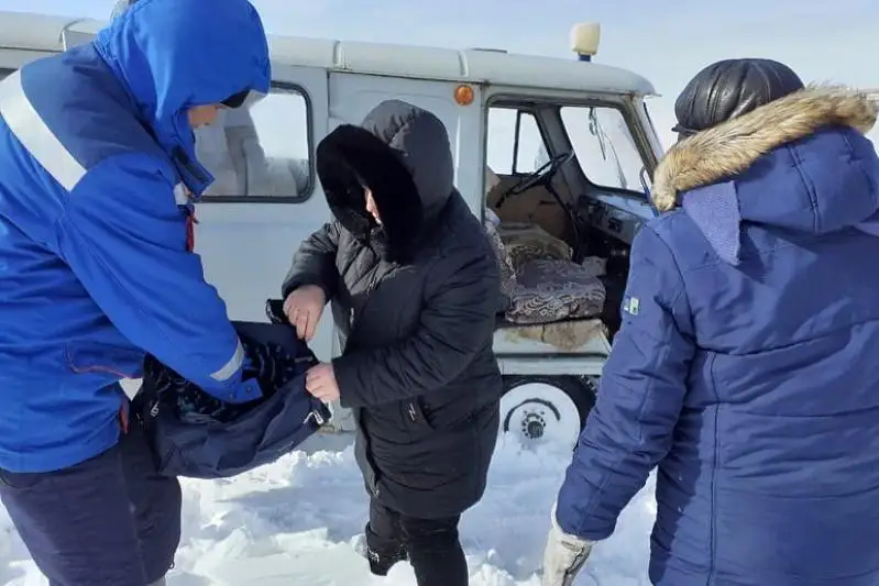 Скорая помощь с пациенткой застряла в степях Восточного Казахстана
