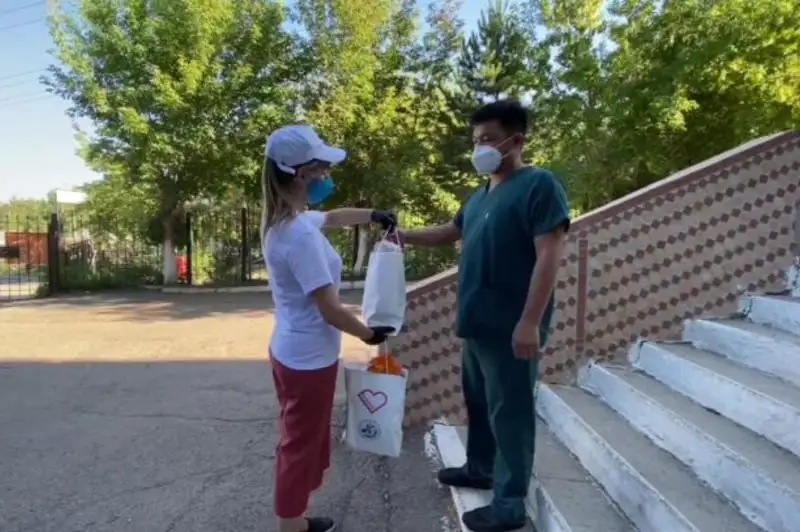 Бизнесмены и члены Nur Otan запустили акцию добра «Ақ халатты абзал жандарға мың алғыс»