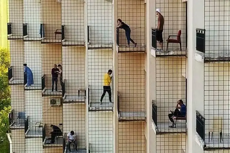 Фото людей на карантине в отеле Бишкека набирает популярность в сети