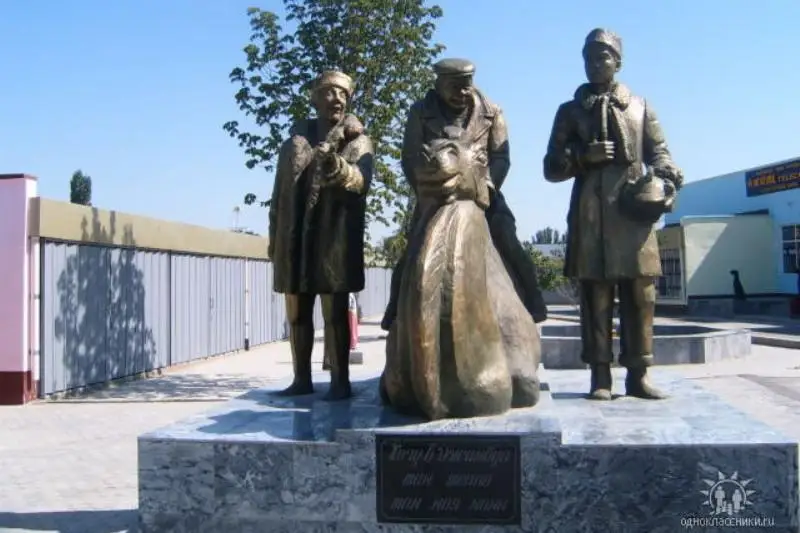 В Таразе собирают средства на восстановление памятника «Джентльменам удачи»