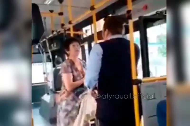 Подравшихся в автобусе кондуктора и пассажирку привлекли к ответственности в Атырау
