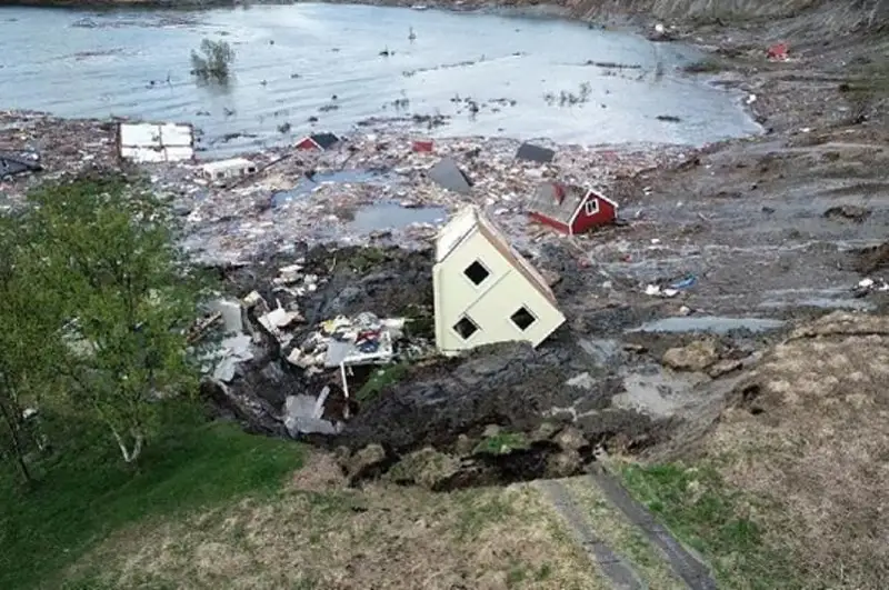 Оползень смыл в море восемь домов в Норвегии