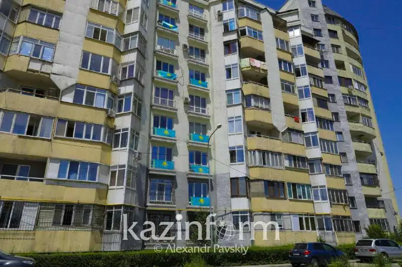 День госсимволов: алматинцы вывесили на балконах флаги Казахстана