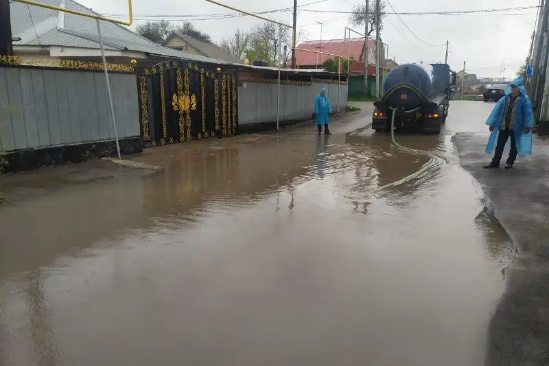 Почти 800 человек боролись с подтоплениями после дождя в Алматы