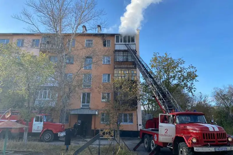 Троих человек спасли из горящей квартиры пожарные Темиртау