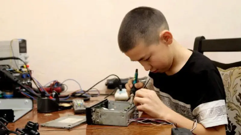 Школьник из Карагандинской области помогает семье, ремонтируя бытовую технику
