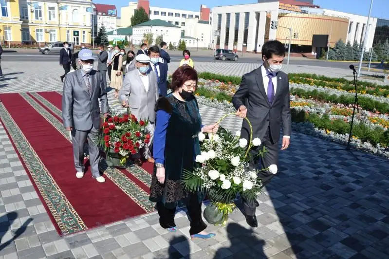 На главной площади Уральска почтили память великого Абая