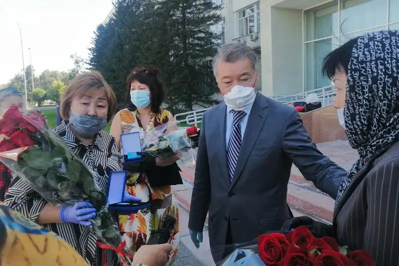 Врачи Восточного Казахстана посмертно награждены государственными наградами